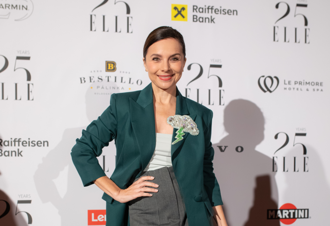 Zséda különleges kiegészítőt választott az ELLE születésnapi partijára – Videó!
