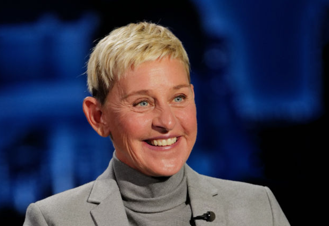 Három kanapé tévé nélkül – Ellen DeGeneres gyönyörű nappalija szembe megy a trendekkel