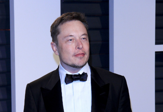Elon Musk a világ leggazdagabb embere, mégsincs hol laknia