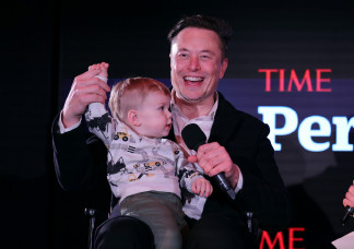 Grimes szerint Elon Musk borzalmasan bánik a gyerekeivel
