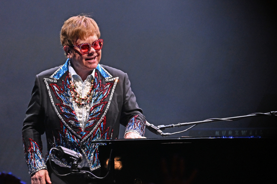 Elton John tolószékbe kényszerült