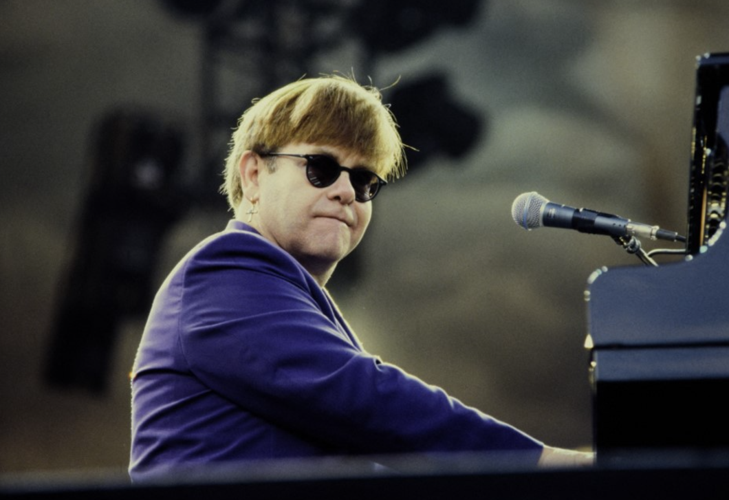 Elton John konyhája felrobbantotta a trendeket – ezért választanak sokan sárga konyhaszekrényt
