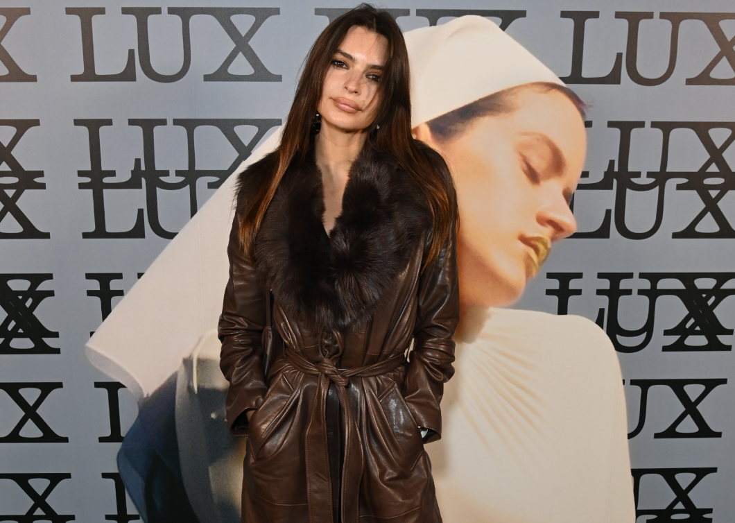 Sikkes és időtlen – Emily Ratajkowski kabátja a késő ősz kulcsdarabja