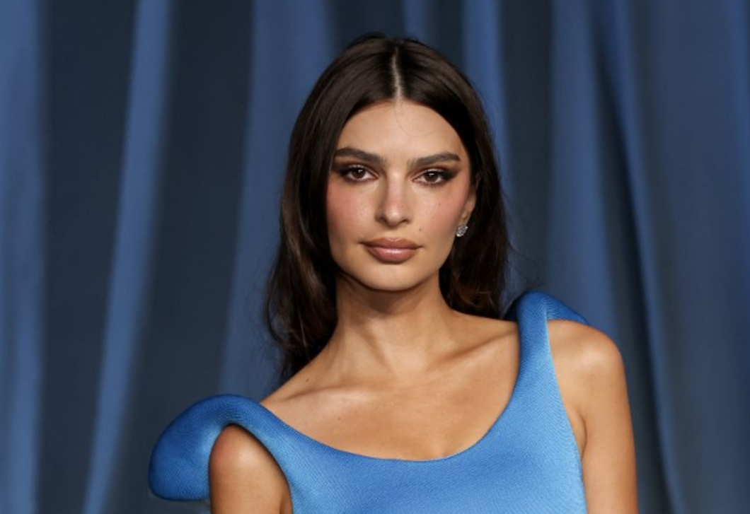 Semleges színek, mégis izgalmas és karakteres – Emily Ratajkowski nappalijának titka