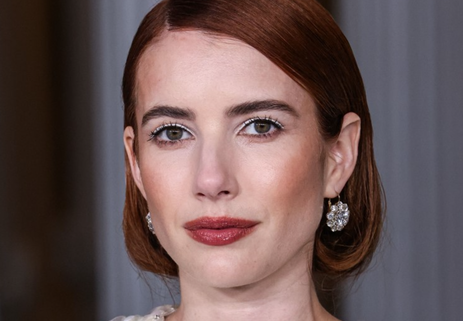 Vintage szekrényből art deco mini bár – Emma Roberts megoldása kis lakásban is működik , főkép