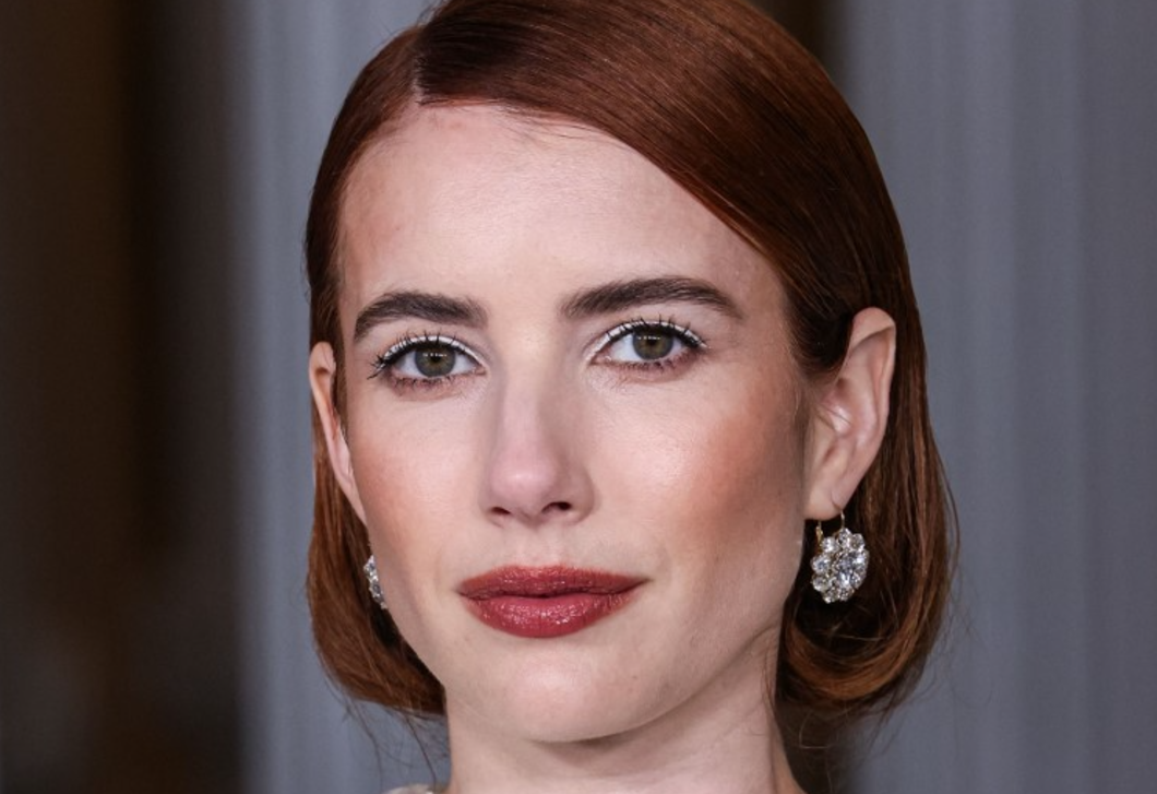 Vintage szekrényből art deco mini bár – Emma Roberts megoldása kis lakásban is működik 