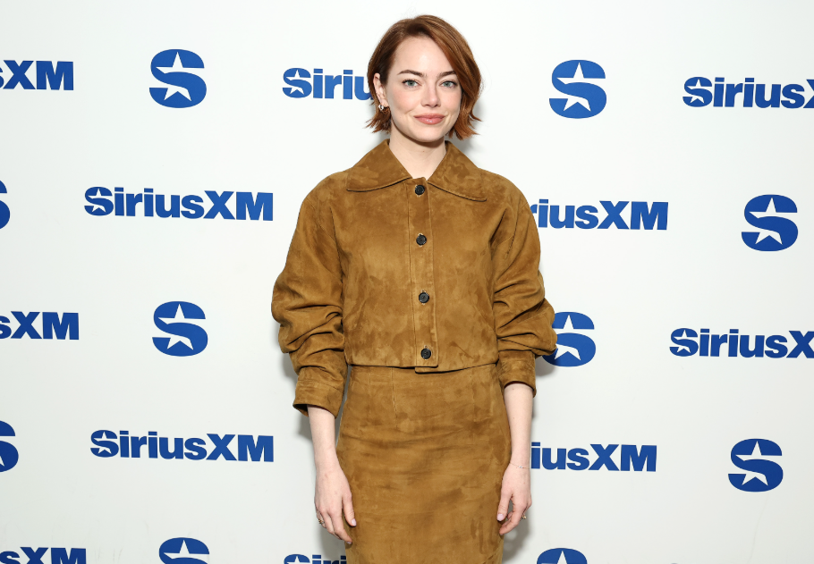 Emma Stone barna velúrkabátja az ősz legnagyobb kedvence – elegáns és sikkes, főkép