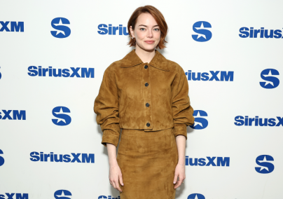 Emma Stone barna velúrkabátja az ősz legnagyobb kedvence – elegáns és sikkes Emma Stone b...