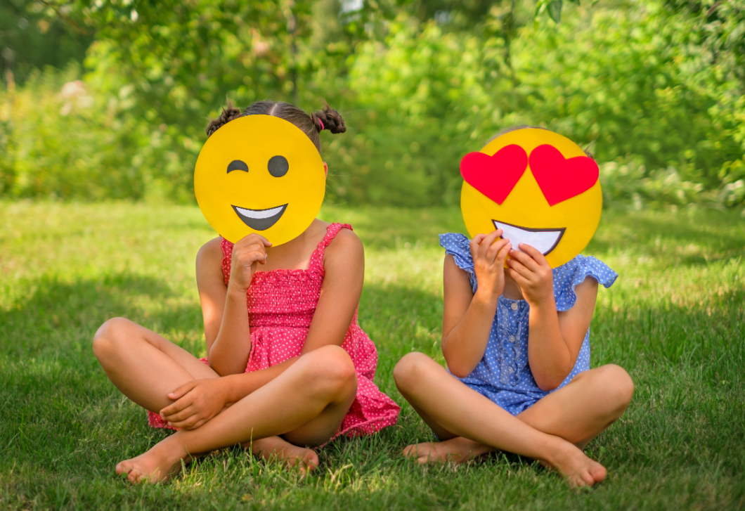 Szakértők figyelmeztetnek: az emojikkal kitakart fényképek nem védik meg a gyerekeket az online fenyegetésektől