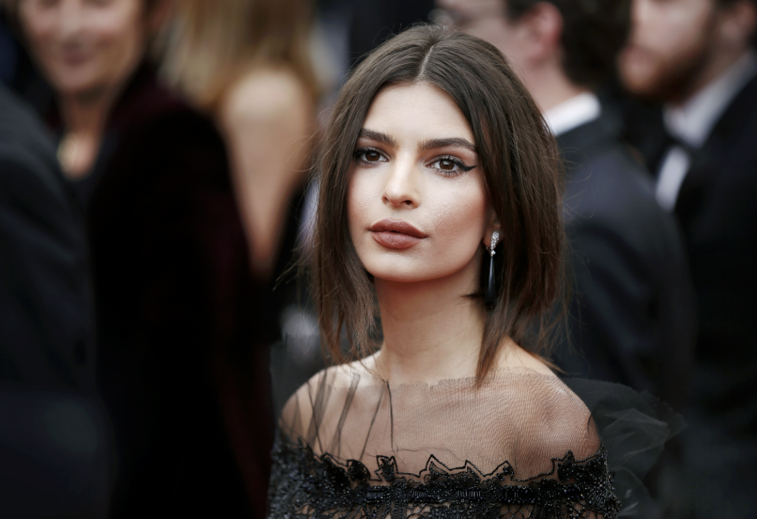 Emily Ratajkowski áttetsző estélyije minden tekintetet magára vonzott, így ragyogott Londonban