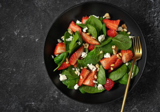 A nyár legkülönlegesebb salátája: hogy fér meg együtt az eper és a hagyma?