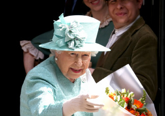 Erzsébet királynő koronavírusosan sem képes leállni