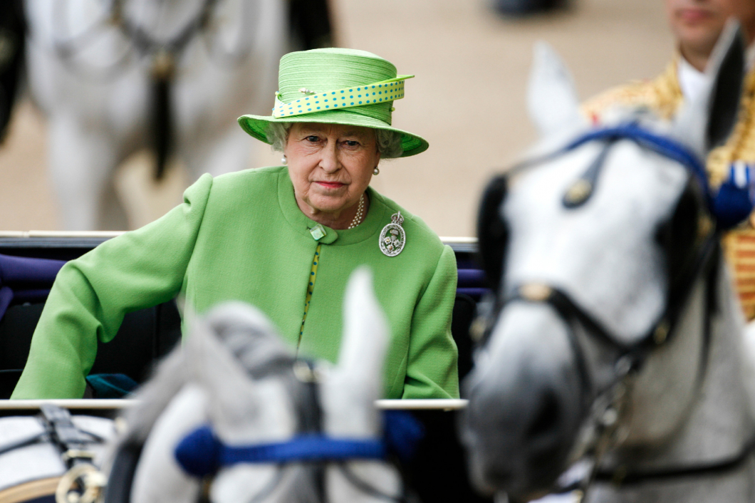 Erzsébet királynő állapota sokat romlott, de nem kér a tolószékből