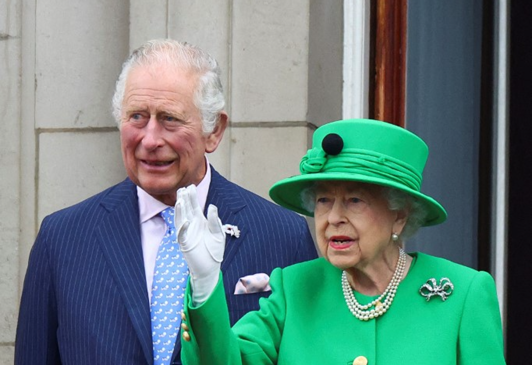 Kiderültek Erzsébet királynő és Károly király szívszorító telefonhívásának részletei