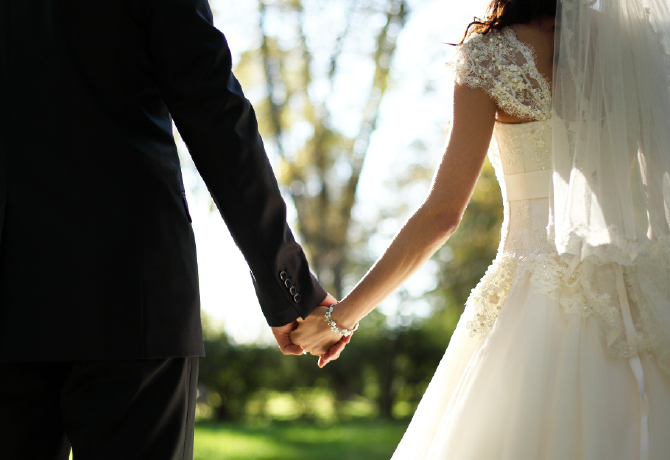 „A vőlegényem szülei fizetik az esküvőnket, de most azzal fenyegetnek, hogy lemondják az egészet”