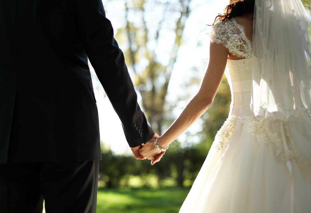 „A vőlegényem szülei fizetik az esküvőnket, de most azzal fenyegetnek, hogy lemondják az egészet”