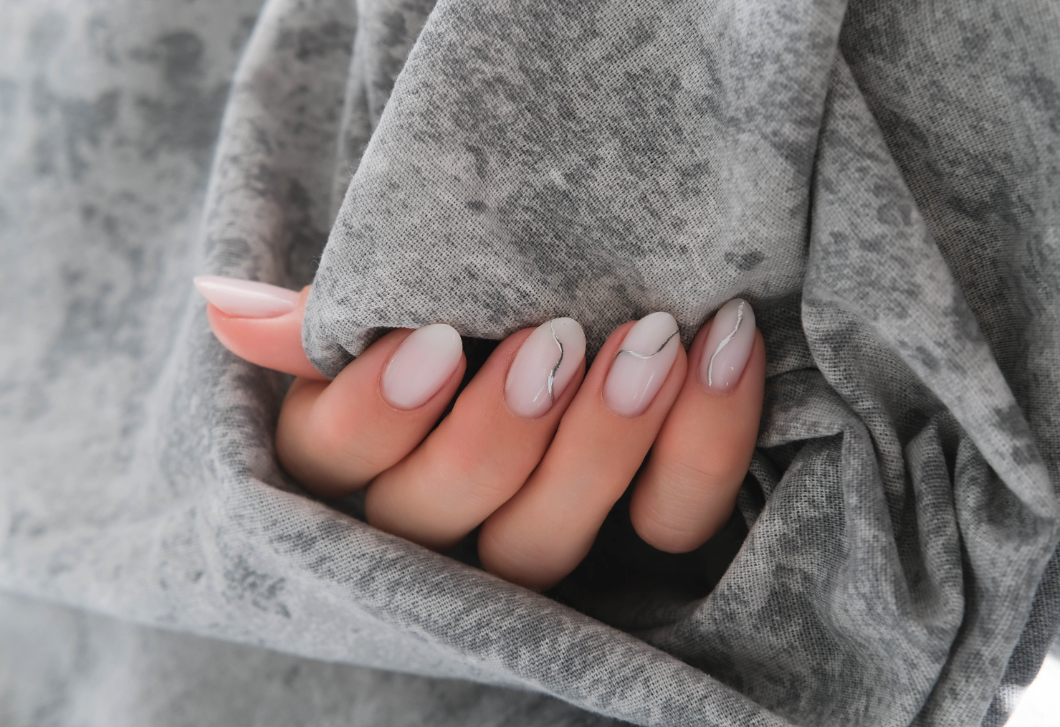 Ez a 6 legmenőbb visszafogott körömtrend, amit neked is ki kell próbálnod áprilisban
