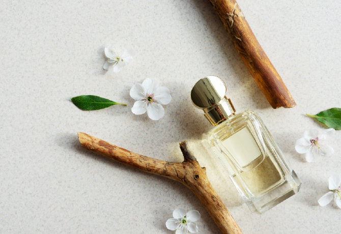 Ezek a legjobb fás parfümök télre, amelyek nagyon tartósak