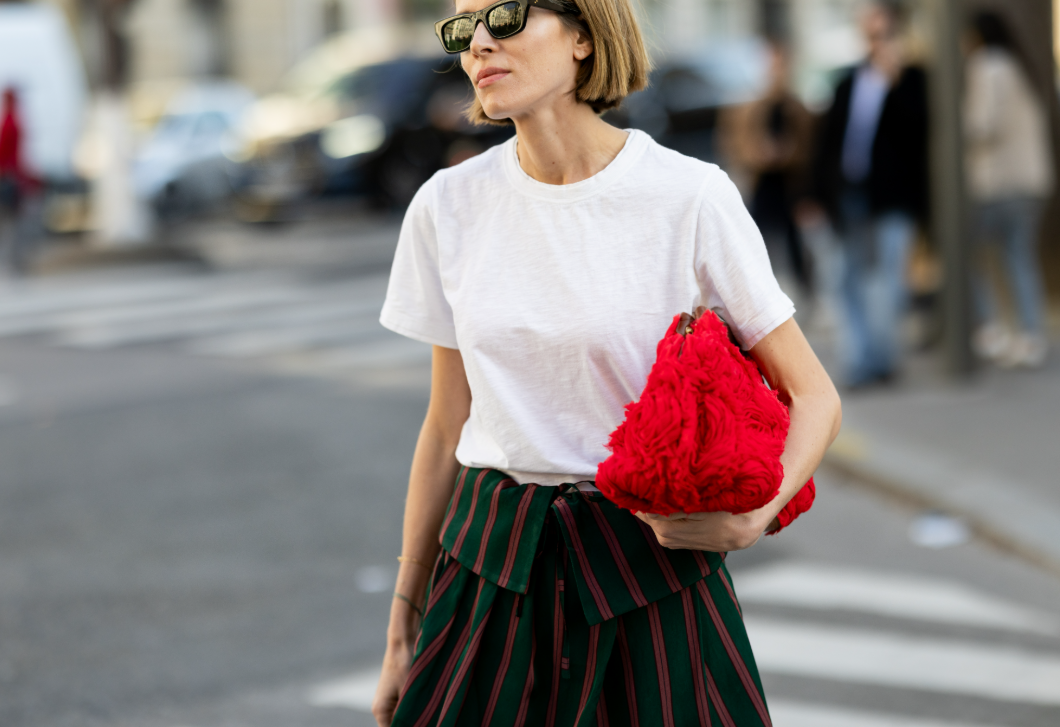 A fehér póló egyáltalán nem unalmas – ezekkel a darabokkal dobhatod fel tavasszal