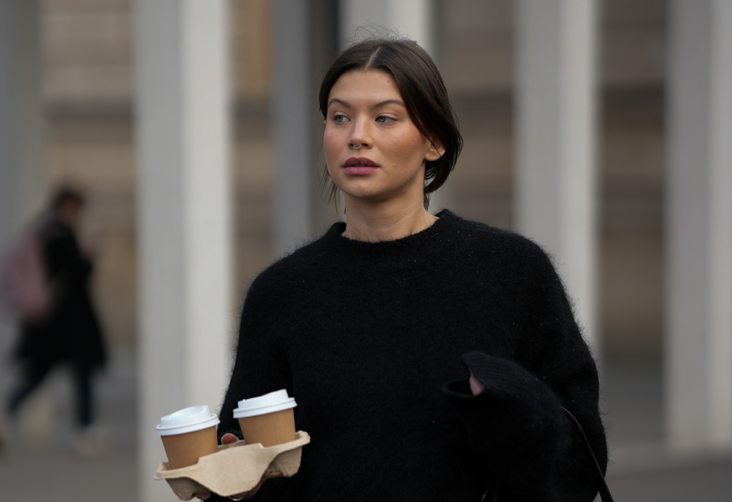 Fekete pulcsi – íme a gardrób csendes hőse, ami minden stílusválságot megold