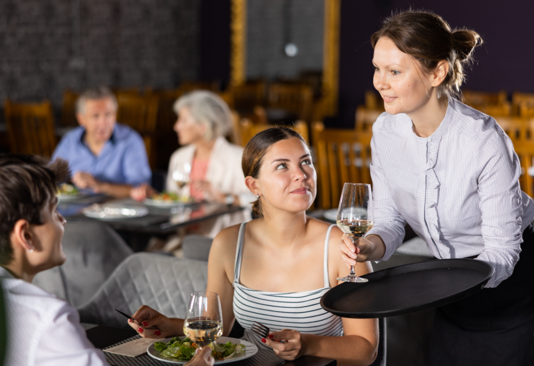 Mit árul el rólad, ha odanyújtod a tányért a felszolgálónak, amikor leszedi az asztalt?