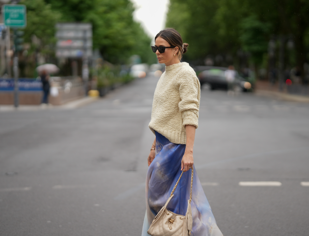 Szimpla pulóver, feltűnő szoknya októberben – ez az ősz legsikkesebb párosítása