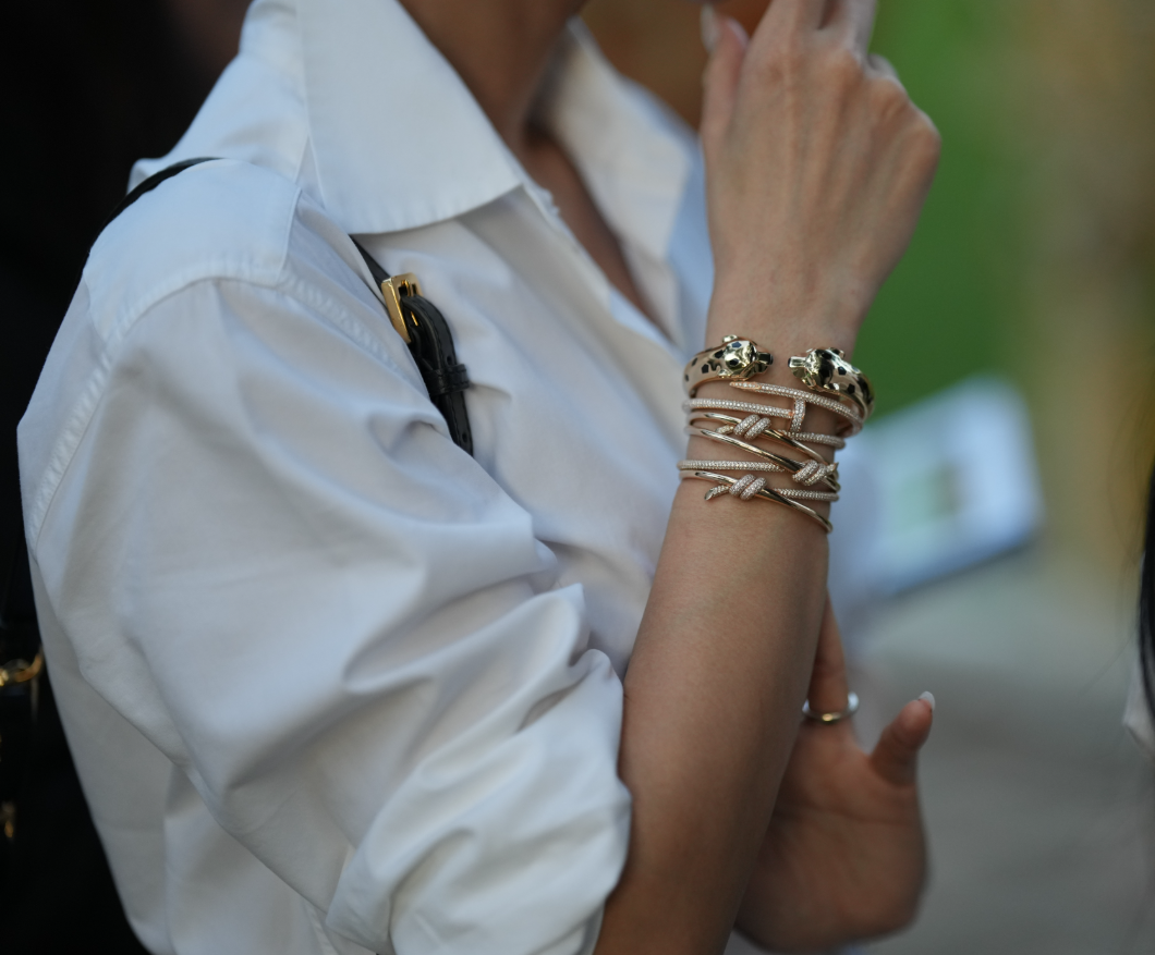 Ez az apró stílustrükk lesz 2026 kedvence – és már most mindenhol ott van