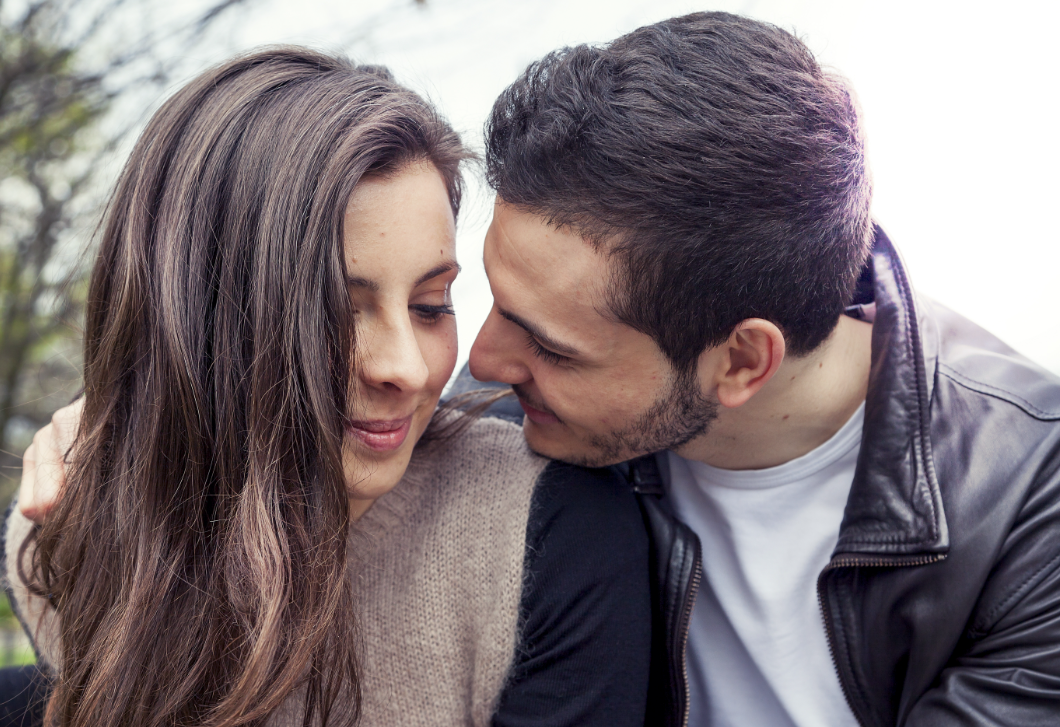 7 romantikusnak tűnő gesztus, ami valójában a love bombing jele lehet