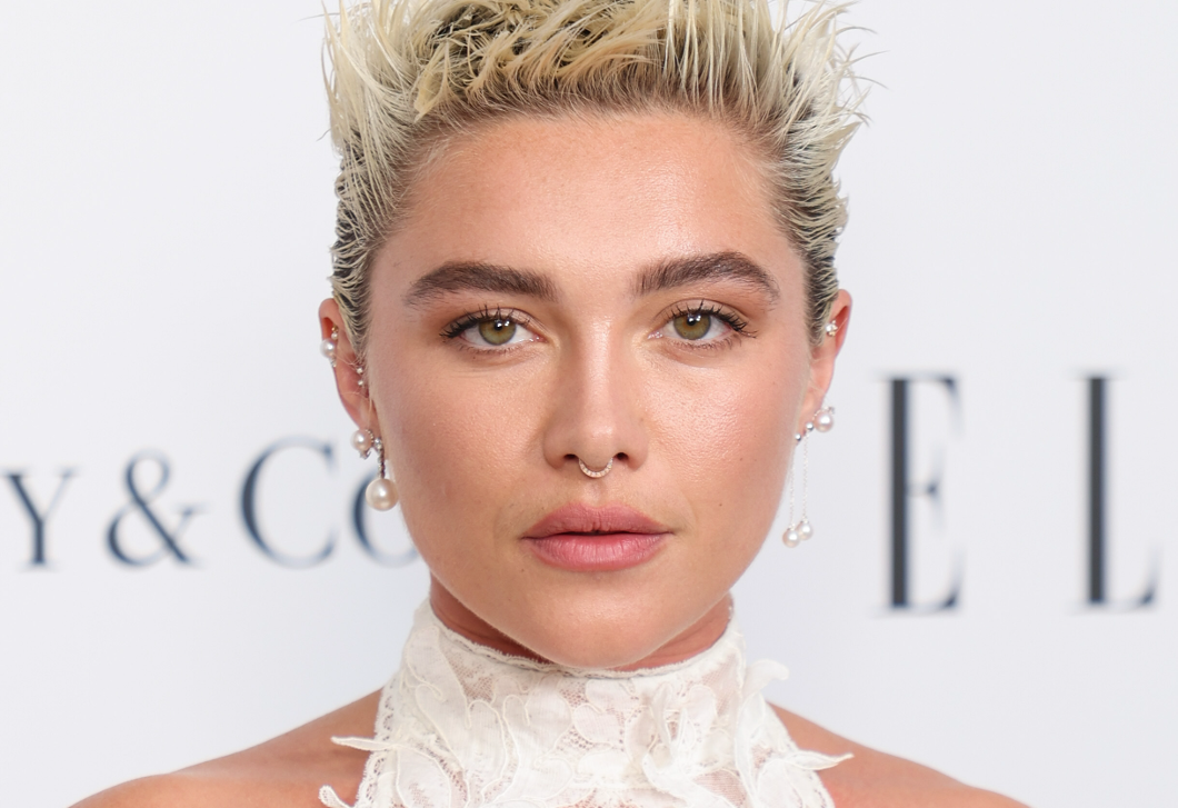 Fotó: Florence Pugh átlátszó fehér ruhájáról beszél most mindenki 