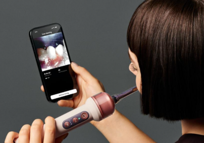 Kamerával figyeli a fogmosásod James Dyson új találmánya, a CameraJet – Párizsban jártunk a világpremieren