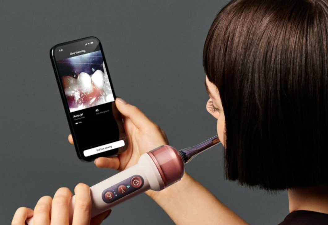 Kamerával figyeli a fogmosásod James Dyson új találmánya, a CameraJet – Párizsban jártunk a világpremieren