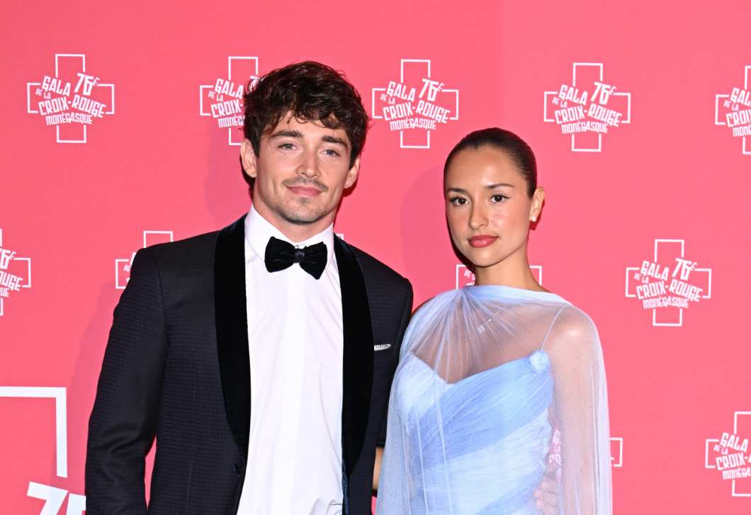 A Forma-1-es Charles Leclerc barátnője meseszép ruhát viselt egy esküvőre: Alexandra Saint Mleux igazi divatikon lett