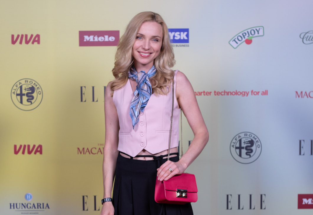 Dobos Evelin a szezon legszebb színű táskájával érkezett az ELLE Gourmet Awardsra