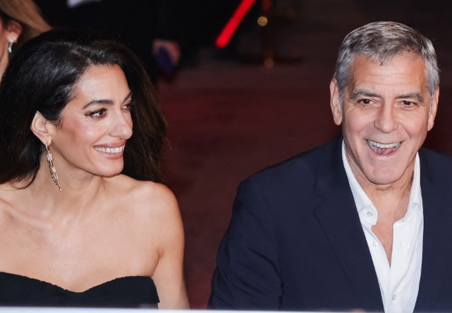 A sötétkék kanapé is lehet elegáns és otthonos – George Clooney gyönyörű nappaliját te is elfogadnád, főkép