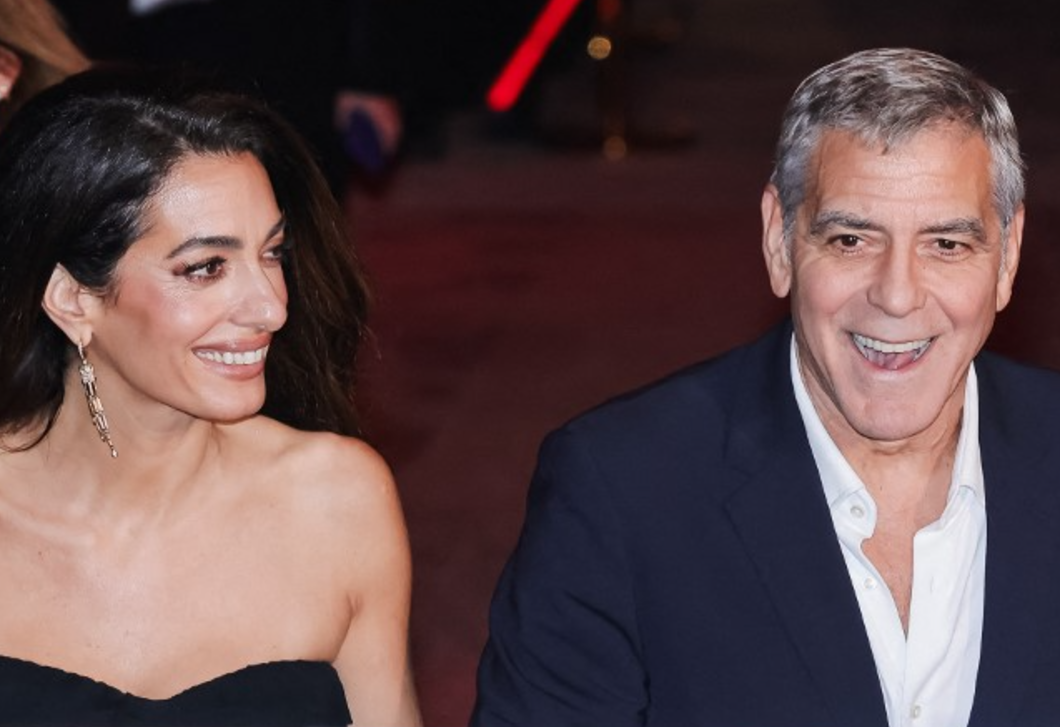 A sötétkék kanapé is lehet elegáns és otthonos – George Clooney gyönyörű nappaliját te is elfogadnád