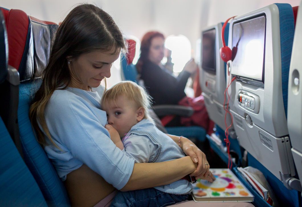 Csúnyán megaláztak egy nőt a repülőn, amiért szoptatni akarta a 6 hetes kisbabáját