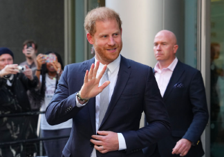 Elképesztő fotók szivárogtak ki A korona forgatásáról, megalázó helyzetbe kerül Harry herceg