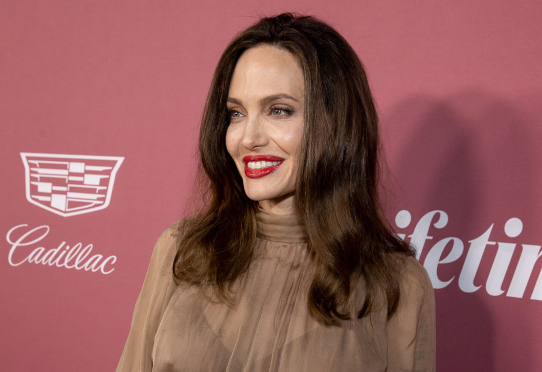 Angelina Jolie furcsa tetoválással üzent Brad Pittnek