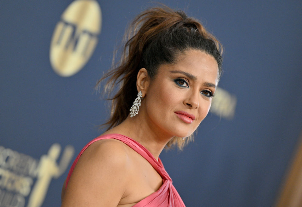 Mindenki imádja: Salma Hayek büszkén megmutatta az ősz hajszálait és a ráncait