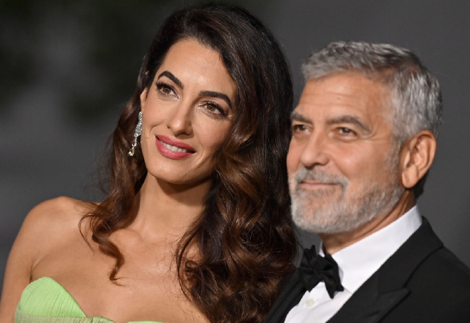 Amal Clooney ebben a miniruhában kápráztatott el mindenkit a Velencei Filmfesztiválon