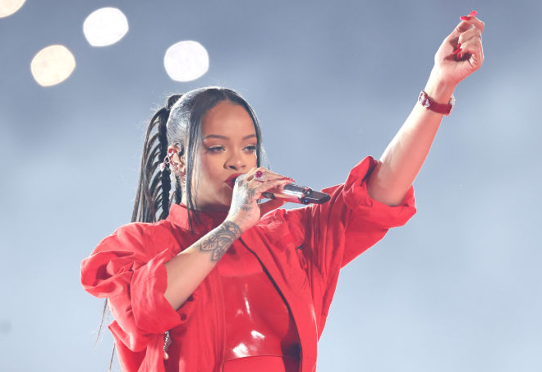 Elképesztő, mennyibe kerül Rihanna lábujjgyűrűje - a rajongók felháborodtak