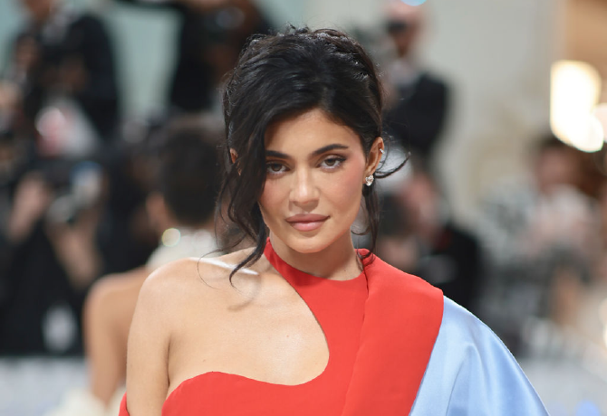 Kylie Jenner kislányának 14 millió forintos Rolex órája miatt hatalmas a botrány, kiakadtak a rajongók