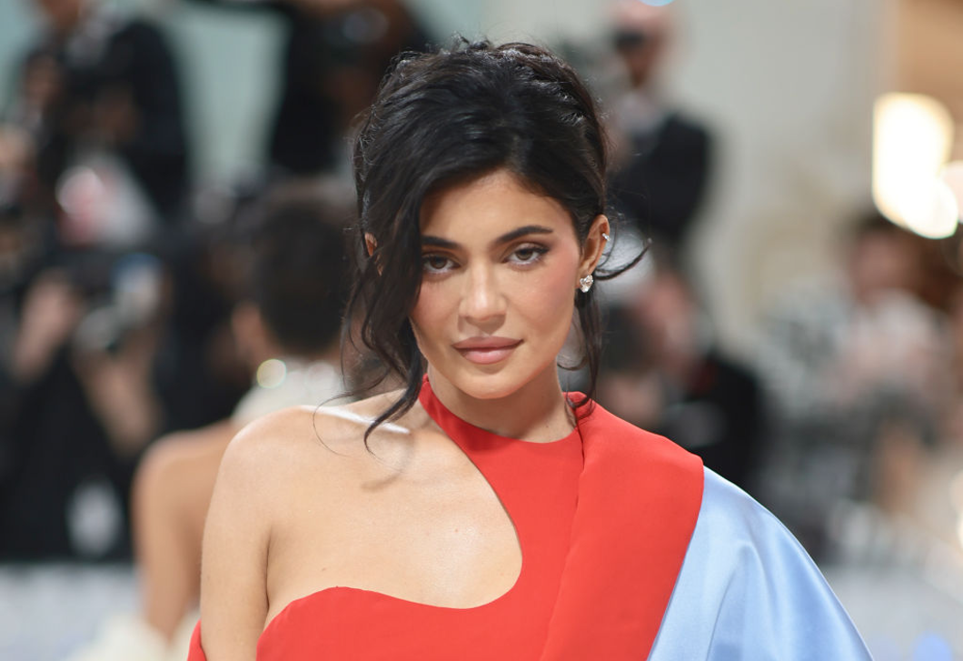 Kylie Jenner kislányának 14 millió forintos Rolex órája miatt hatalmas a botrány, kiakadtak a rajongók