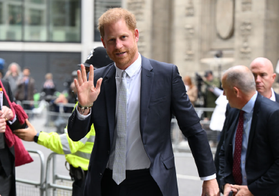 Hihetetlen ajándékot adott Harry herceg egy légiutas-kísérőnek