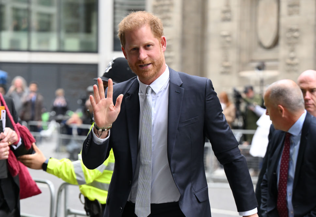 Hihetetlen ajándékot adott Harry herceg egy légiutas-kísérőnek