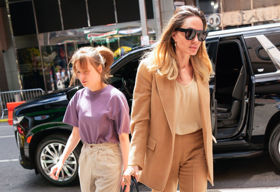Friss fotók: már kész nő Angelina Jolie és Brad Pitt ritkán látott 15 éves lánya