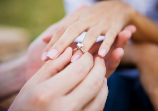 „A Facebookról tudtam meg, hogy a vőlegényem azzal a gyűrűvel jegyzett el, amivel a volt barátnőjét is”