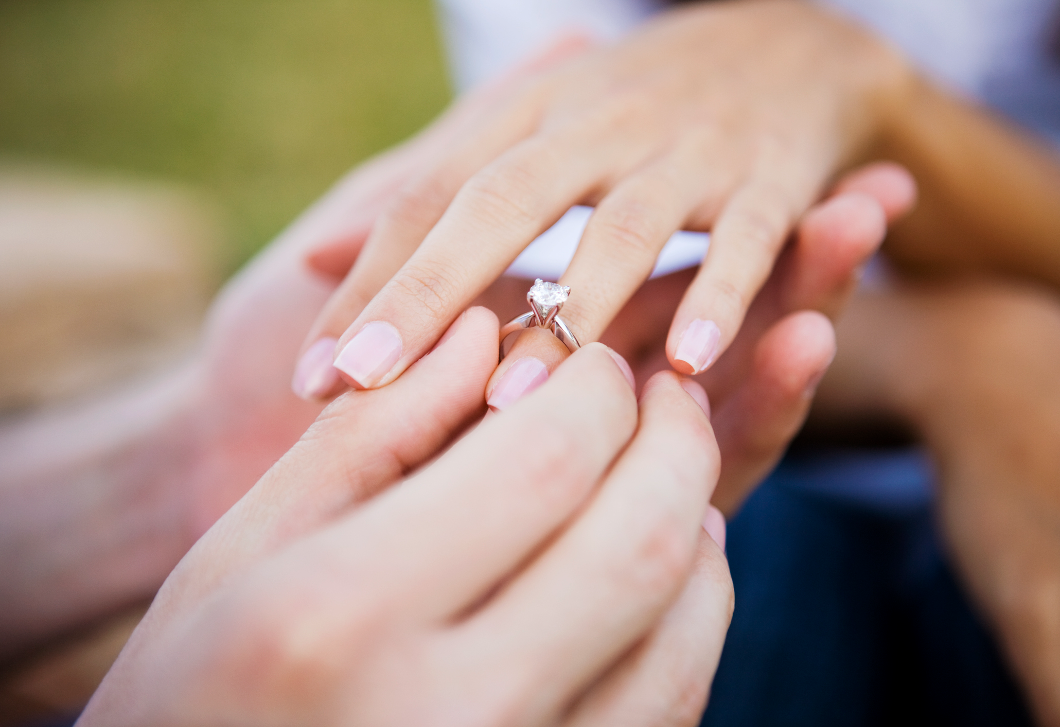 „A Facebookról tudtam meg, hogy a vőlegényem azzal a gyűrűvel jegyzett el, amivel a volt barátnőjét is”