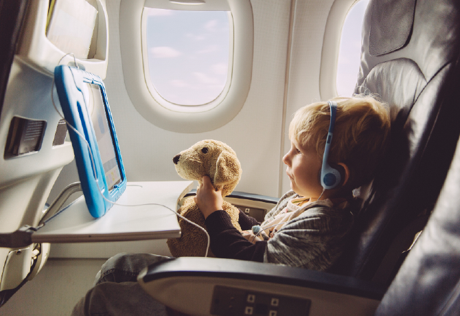 Gyerekmentes repülőjáratot indít egy európai légitársaság – sokan örülnek az újításnak