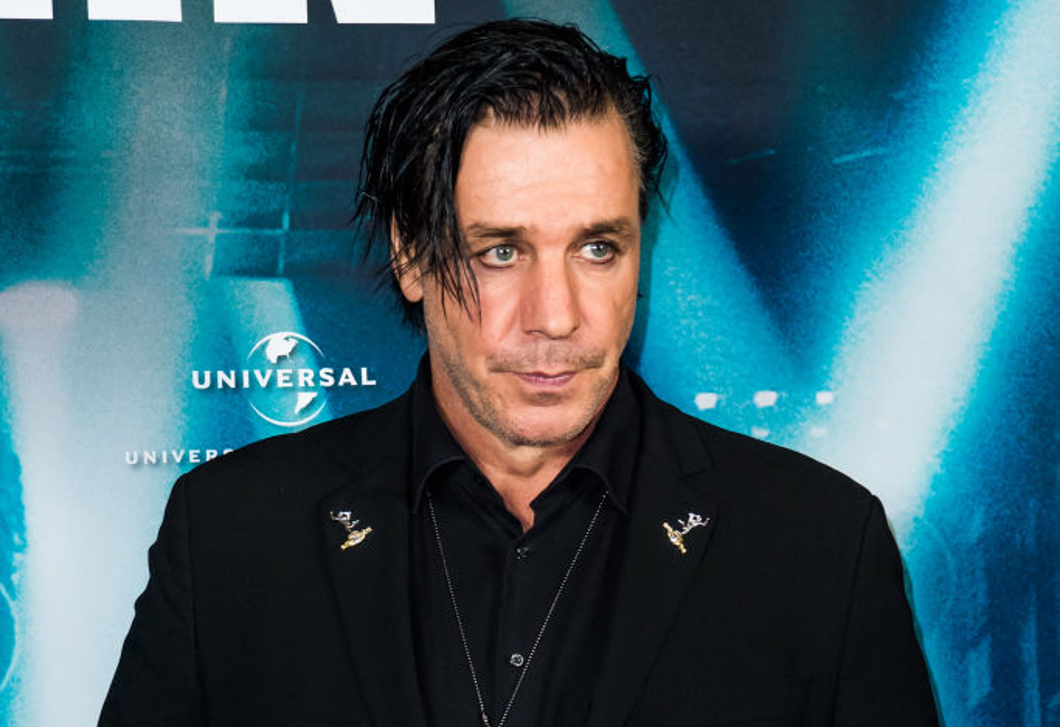 A Rammstein együttes énekesét azzal vádolják, hogy szexuális visszaélést követett el